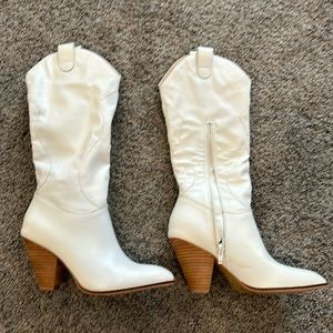 Oasis Society boots, cowgirl boots, white boots size 6.5 never worn.